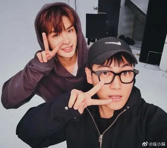 那些年,出现在合照里的黄明昊,奶萌可爱,阳光帅气,好看又迷人,慕了慕