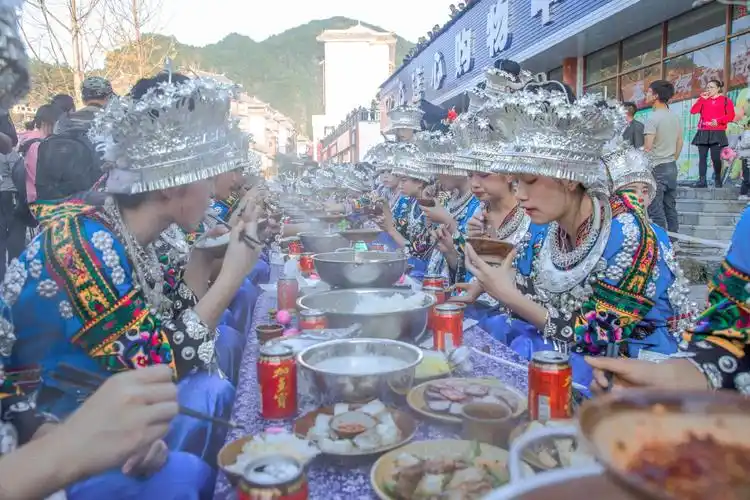 【高清组图】盛装长桌宴 隆重庆苗年