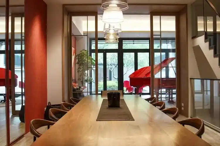 萧敬腾的单身豪宅:一个人住8层楼,送自己室内篮球场,喜欢什么买什么