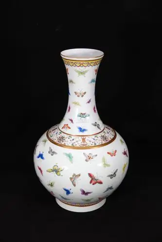 清光绪官窑粉彩百蝶赏瓶