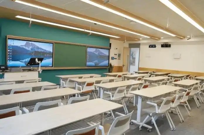 风景绝佳,专注学习就对了!_大学生_校园_教室