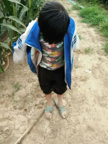 看着孩子泥巴巴的小脚,我心里为他的懂事而感动.