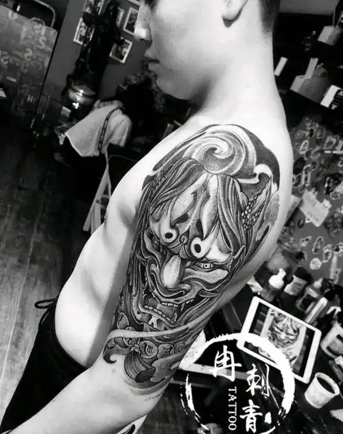 大臂班诺纹身图片_肩部手臂新传统老传统纹身图案