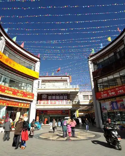 日前在拉萨市中心开业的一座大型市场一角(1月16日摄).