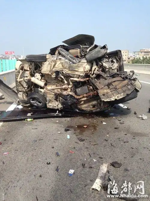 车祸发生后,小车严重变形