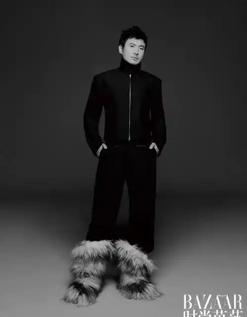 沈腾首登《时尚芭莎》写真大片,张弛有度,帅气十足_同色系_高领_外套
