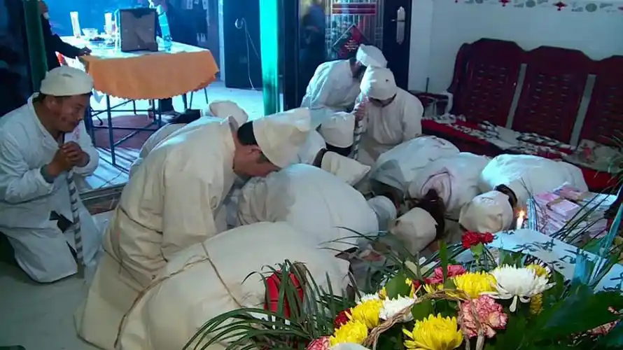 【转载】山西葬礼上浩大的祭灵场面,200张孝子孝女披红挂绿的图片目不