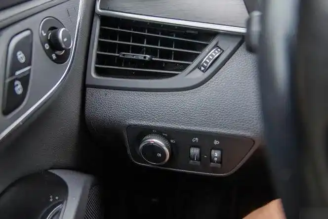 宝沃bx5后视镜调节开关在哪