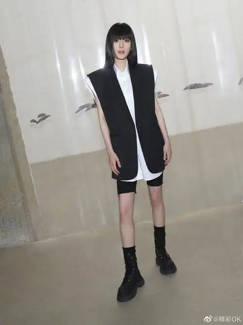 杨幂穿宽肩裁边马甲白衬衫配马丁靴齐刘海也能轻松驾奴又飒又美