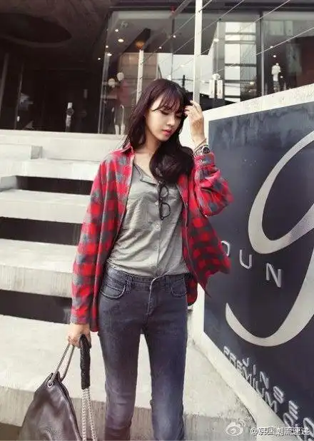 韩国潮流速递:宽松红色格子衬衫当做外套,搭配tee和铅笔裤,帅气的英伦