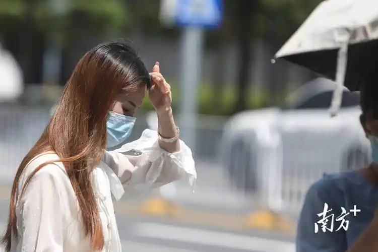 图集371烈日炎炎深圳市民装备齐全防晒出行