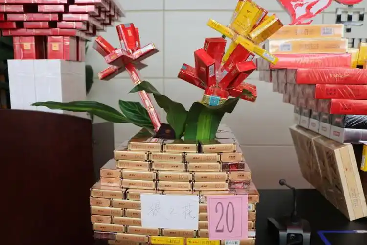 丰泽零售户巧思备赛 卷烟陈列拼创意