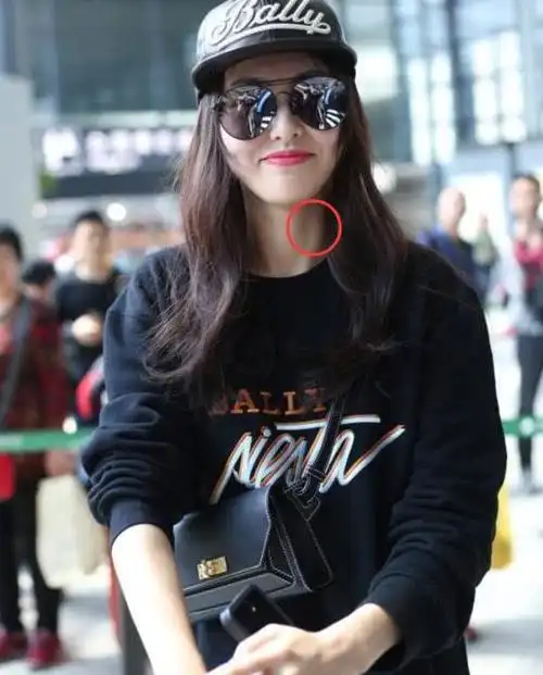 唐嫣亮相机场不见罗晋,脖颈再现草莓印暴露了她与罗晋感情近况!