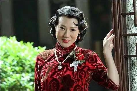 香》在东南卫视热播,香港演员康华饰演豪门姨太,剧中康华旗袍造型美艳