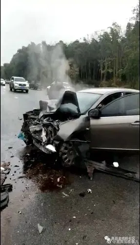 宜宾发生惨烈车祸两车迎头相撞双双报废