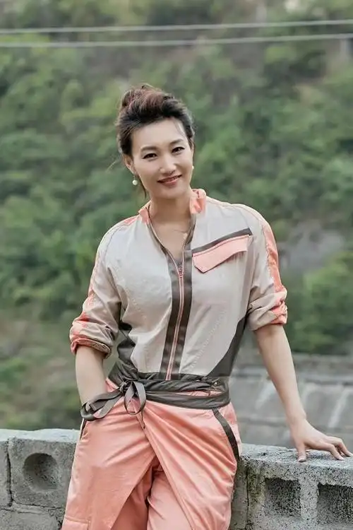 央视五位主持同框康辉一身正气比小撒小尼帅张蕾李梓萌分不清