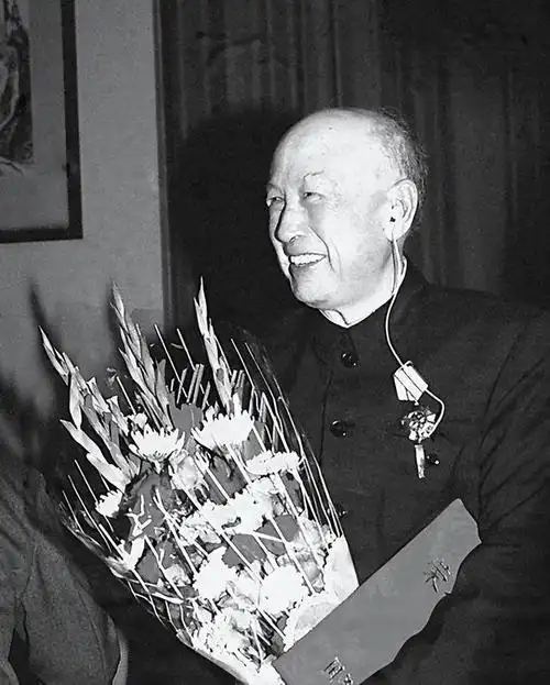 2009年钱学森逝世天降大雪追悼会规格极高三军仪仗队为他抬棺