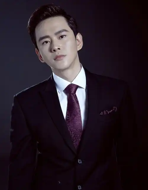 p>黄宥明,原名黄明,4月15日出生于湖北省咸宁市崇阳县,中国内地影视