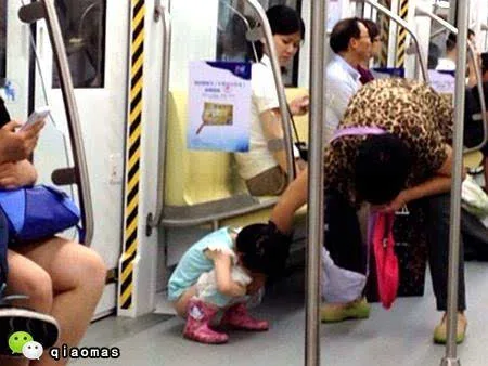 中国家长,咱能别让孩子这样随地大小便么?