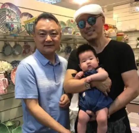 宝玉晒和琏二爷合照,高宏亮升级姥爷帅气不减当年