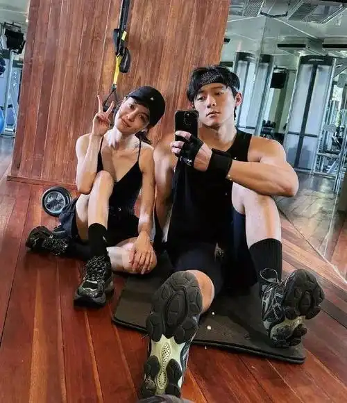 钟楚曦与新男友一起回国形影不离感情深厚没穿情侣装风格迥异