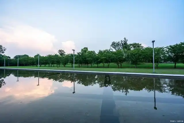 美兰湖的神秘传说:青蛇守护者与诅咒的湖泊