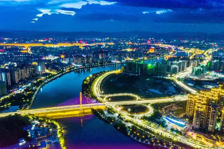 梅州是广东省管辖的地级市,位于广东省东北部,粤闽赣三省交界处.