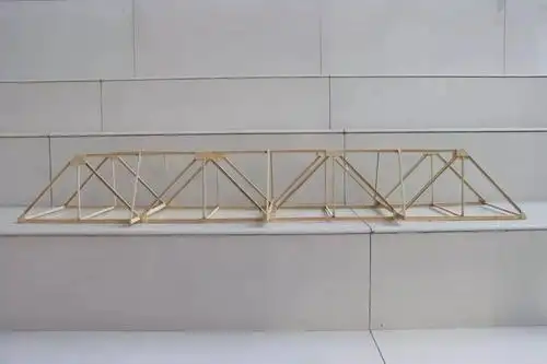 创新有妙招看结构设计大赛上桥梁承重大比拼