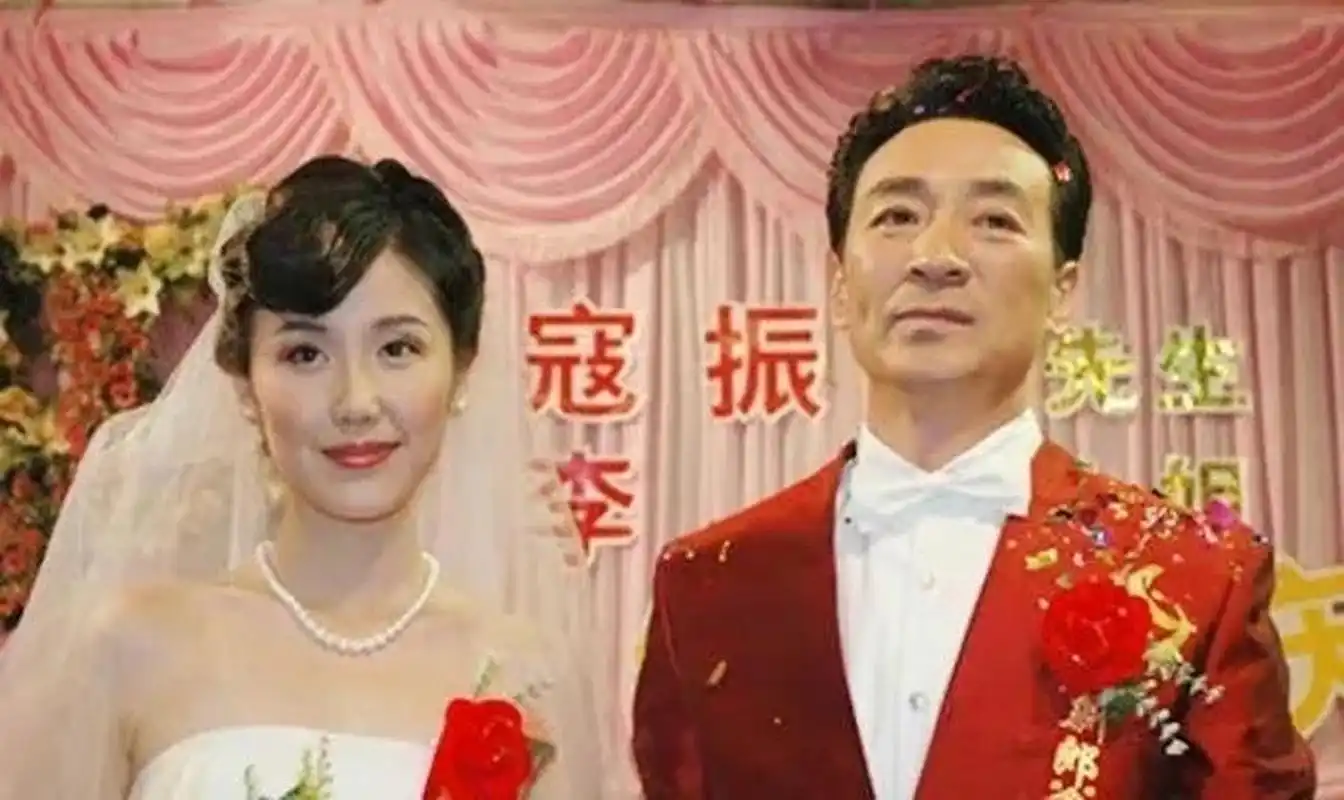 2003年,49岁的寇振海向24岁李婷表白,两人同居3年后