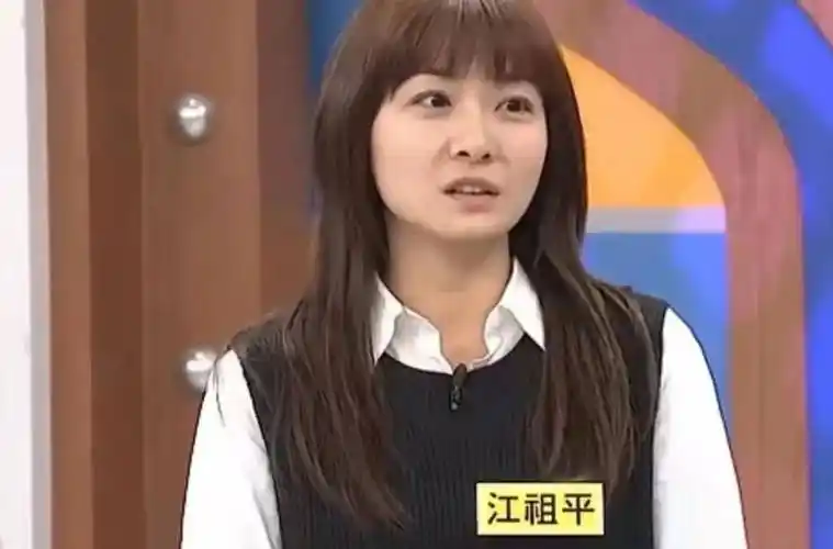 因为保养得好,江祖平经常素颜出镜,颜值还是很高,可是发型却有些土气