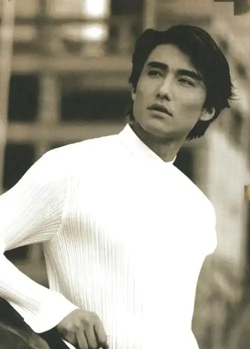 要不怎么说胡兵当年能红遍大江南北呢,他年轻时的外形,真的是非常符合