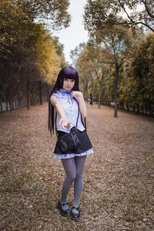 问花,花不语 为谁开 为谁落 怨春色三分半随流水,半随尘埃.