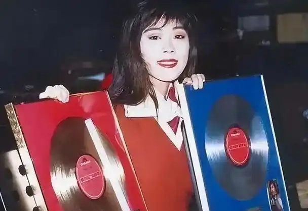 分手了却坚持生下孩子,这些未婚先孕的女明星们,到底图啥?