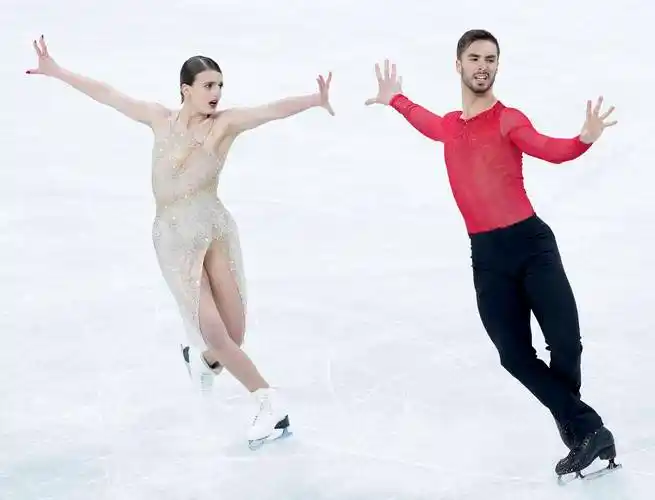 花样滑冰——冰上舞蹈自由舞比赛赛况_中国短道速滑姑娘们跳上领奖台_