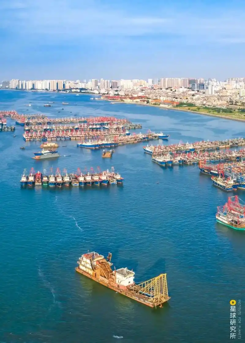 如今北海港口外的船只,远处即为北海城区.