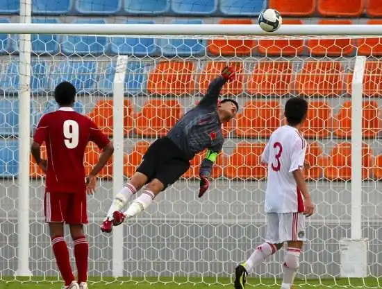 图文奥预赛第二阶段中国vs阿曼王大雷鱼跃扑救