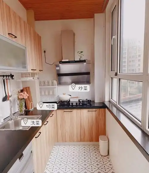 厨房面积: 6m,长有3.8米,宽度只有1.5米.