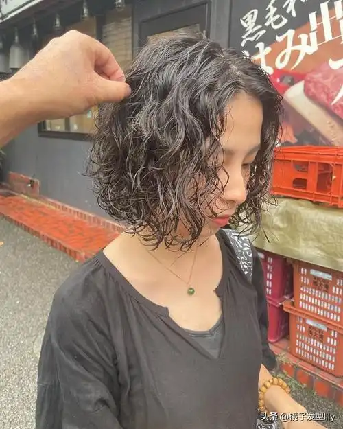 选发型一定要结合自身的头发状况,如果头发比较少的话,那羊毛卷是最好