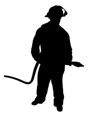 消防员拿水枪剪影