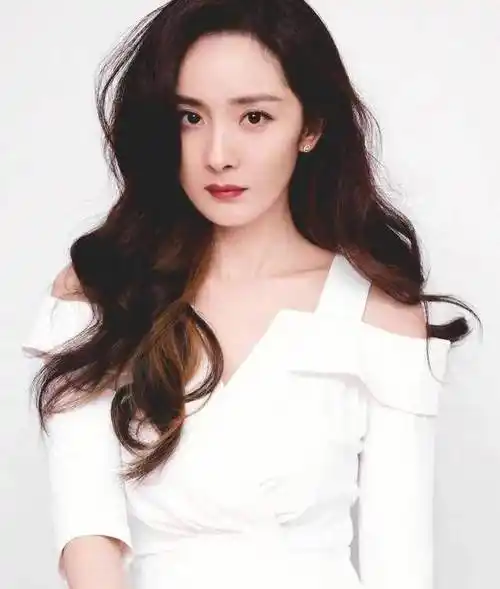 17岁杨幂被49岁成龙搂在怀里,举止亲密,网友:整没整容一目了然