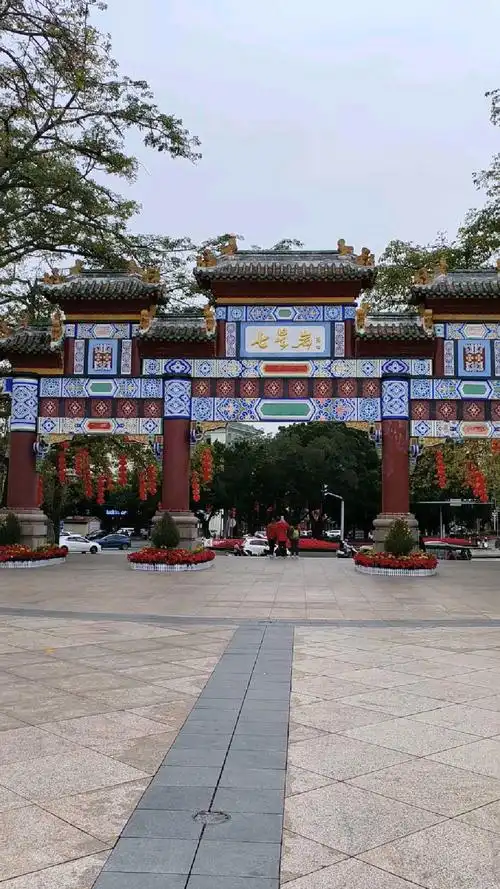 广东肇庆端州区七星岩牌坊,春节红灯笼高高挂,喜庆