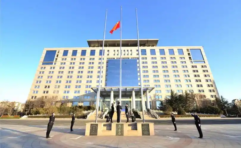 领导活动烟台开发区举行升国旗仪式