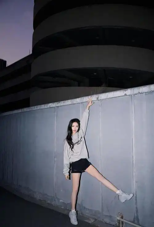 短裤是林允经常选择的服装造型,不仅凸显出身高腿长的优势,而且白皙的