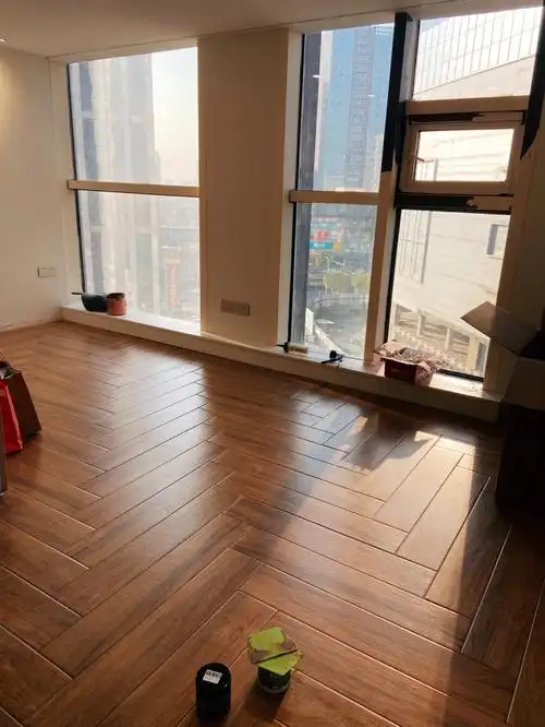 4元一块的木纹砖交作业人字拼铺法