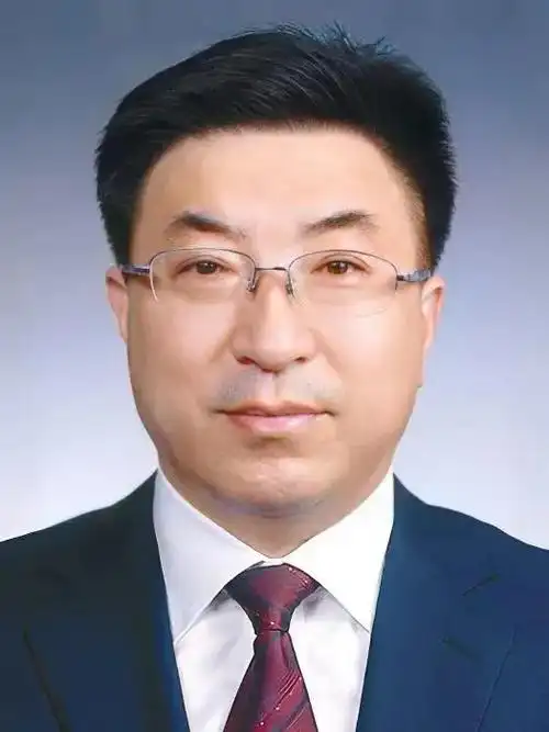 曾在辽宁省政府办公厅和省发改委工作过,之后又担任葫芦岛市副市长
