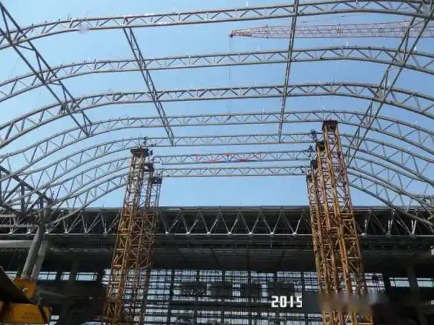 大跨度拱形钢结构施工案例分析_桁架_站房_中央