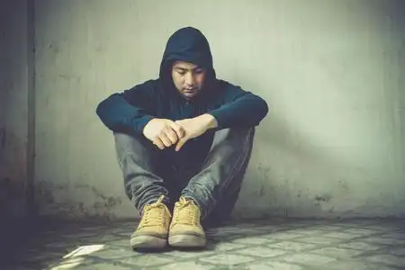 一个悲伤的女人独自坐在空房间里.