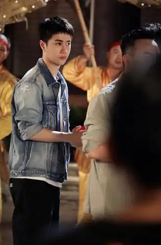 王一博抵达四川录综艺!拿蒲扇像"王大爷",全程吃东西太投入