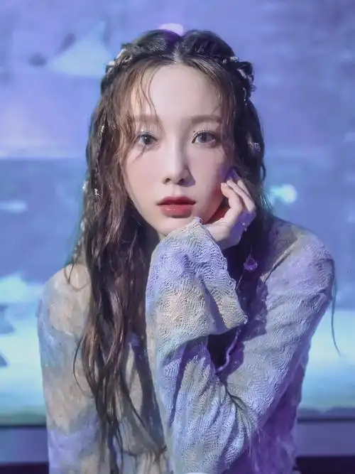 金泰妍照片更新蓝紫调