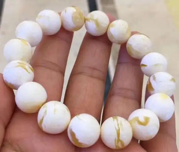 瓷白蜜蜡是指颜色纯白的蜜蜡,与白陶瓷颜色相似.